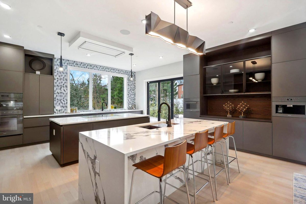 LUXRE's tweet image. A custom-built showpiece commanding a prominent corner lot in one of DC’s most prestigious residential enclaves in Kent area of the Palisades.

🗝️ RLAH Real Estate, LLC | $4,495,000 USD | LuxuryRealEstate.com/4887146

 #DCHomes #PalisadesDC #CustomHome #LuxuryRealEstate