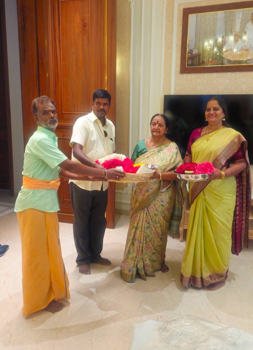 Dr_Poornima_BDS's tweet image. அரக்கோணம் வட்டம் பள்ளூர் அருள்மிகு ஶ்ரீவாராகி அம்மனுக்கு அபிஷேக அலங்கார தூப தீப வழிபாடு அர்ச்சனை செய்து கோயில் பிரசாதத்தை ராணிப்பேட்டை விஸ்வாஸ் பள்ளியின் தலைவர் திருமதி.கமலகாந்தி அம்மையார் அவர்களிடம் அளித்தோம்.⚫🔴🔱🛕🔱⚫🔴
#dr_poornima #districttrustee #tnhrce #ranipet_district