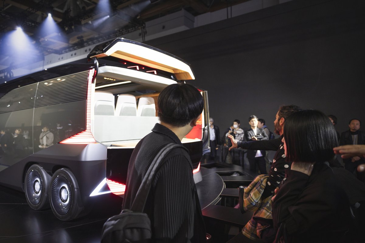 lexus_jpn's tweet photo. 【LEXUS NEWS 新着記事】
4月に #ミラノデザインウィーク で作品が公開されるDiscover Together 2026。
参加クリエイターで映像作家の #林響太朗 とアートディレクターの #黒谷優美 は“自分らしさ”と“余白”を大切に作品制作に向き合っていた。
 ⇒https://t.co/6yEC208YFV

#LEXUSNEWS https://t.co/rpcEgOKRqr