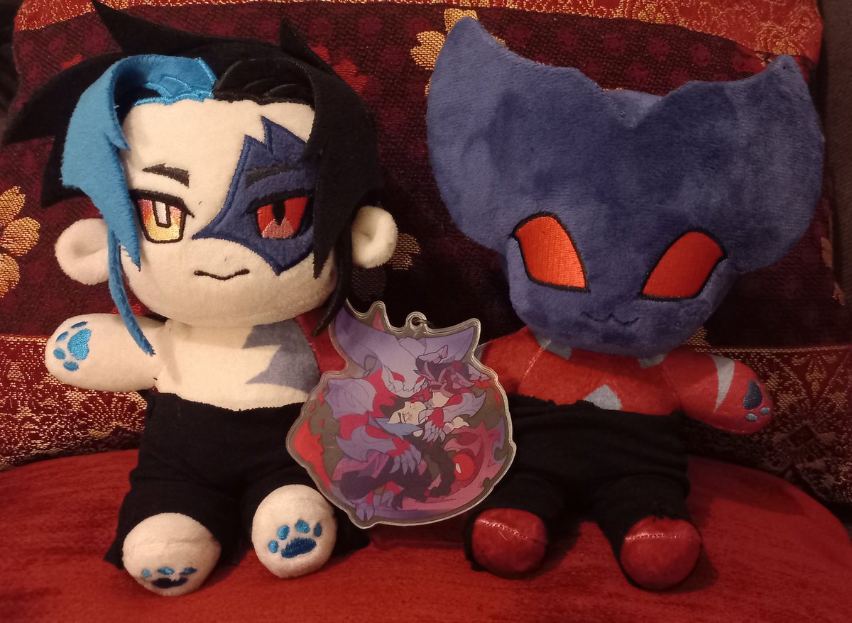 picked up the <a href="/noritar0/">Nori ⚓ Vgen</a> kayn and rhaast plushies (+extra charm) my partner got me yesterday! 🥺💖
wearing wip pants so they are publicly decent