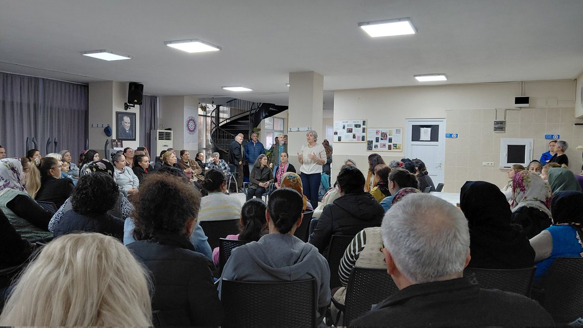 Dün Aydın'da, şüpheli bir biçimde ölen kızkardeşimiz Bahar Taş'ın mahallesi Çeştepe'de kadınlarla buluştuk. 

Hepsi öfkeli, hepsi Bahar'a ne oldu sorusunun hemen yanıt bulmasını istiyor. 

Soruşturma sürecini an an takip ediyor, eksikleri biliyor ve tek bir ağızdan aynı şeyi