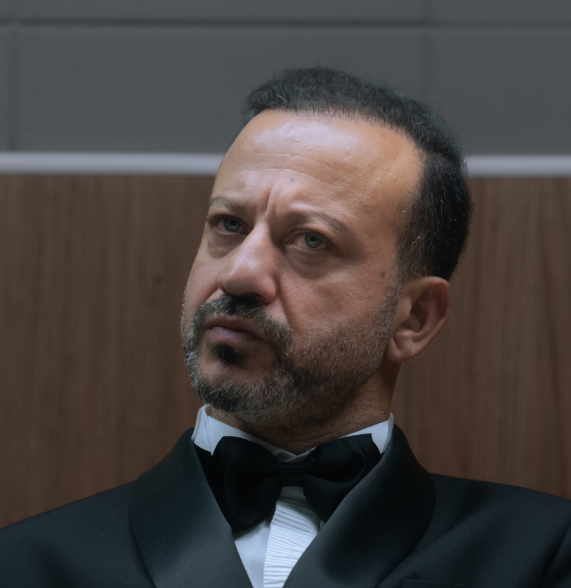 beehaber's tweet photo. Rıza Kocaoğlu, tiyatronun onu suçtan nasıl uzak tuttuğunu ve hayatını nasıl kurtardığını anlattı:

"Çocuktum, 14 yaşındaydım. Biz daha çok gecekondu semtinde oturuyorduk ve oradan taşındığımızda annemin vasıtasıyla tiyatro kursuna başladım. Kendi içimdeki öfkeyi, ergenlikle ilgili bütün o boğuşmaları sanatla yendim.

O mahalleye geri gitmeyeyim, suça bulaşmayayım diye kursa devam ettim. Benim hayatımı kurtaran tiyatro oldu açıkçası.

Orada kendimi buldum, yetenekli olduğumu fark ettim. Bu durum derslerime de etki etti ve tiyatro sayesinde çok daha düzenli bir öğrenci oldum."