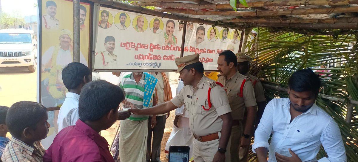 prakasam_police's tweet image. కందుకూరు సీఐ గారు సిబ్బందితో కలిసి ఉలవపాడు పీఎస్ పరిధిలోని కృష్ణాపురం గ్రామంలో చలివేంద్రాన్ని ప్రారంభించి, ప్రజలకు వేసవి వేడి నుంచి ఉపశమనం కల్పిస్తూ త్రాగునీటి సదుపాయం అందించారు.

#PrakasamPolice #CommunityService #Chalivendram #SummerRelief #PoliceForPeople