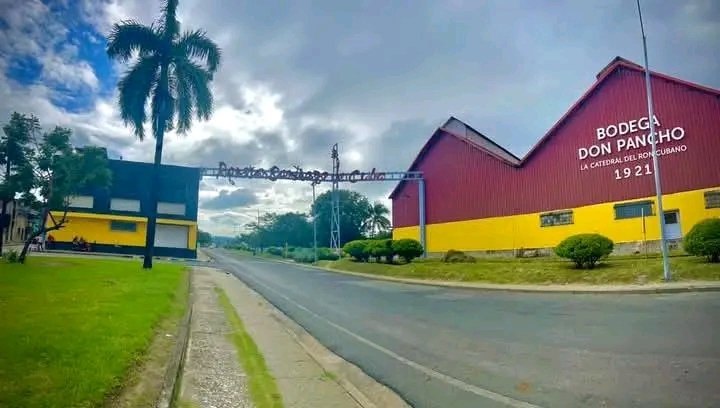 Bodega Don Pancho:La Catedral del Ron. 🥃
Desde 1921, en el corazón de Santiago, donde el Ron Ligero Cubano se vive con devoción.
Tradición que se sirve en cada trago. 🇨🇺
#SantiagodeCuba 
#UnidosXCubaRon