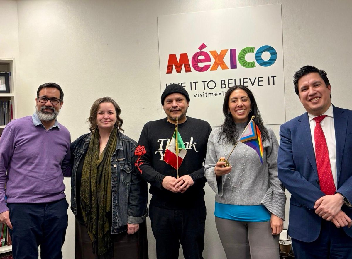 ConsulMexClg's tweet photo. Recibimos con gusto a integrantes de @QueerArtsYYC  para platicar sobre la importancia del arte y la cultura para promover un mundo más inclusivo 🏳️‍🌈🎭🏳️‍⚧️🎥
No olvides que tu consulado es una #ZonaSegura
#consuladodepuertasabiertas https://t.co/bHb6RbbuV6