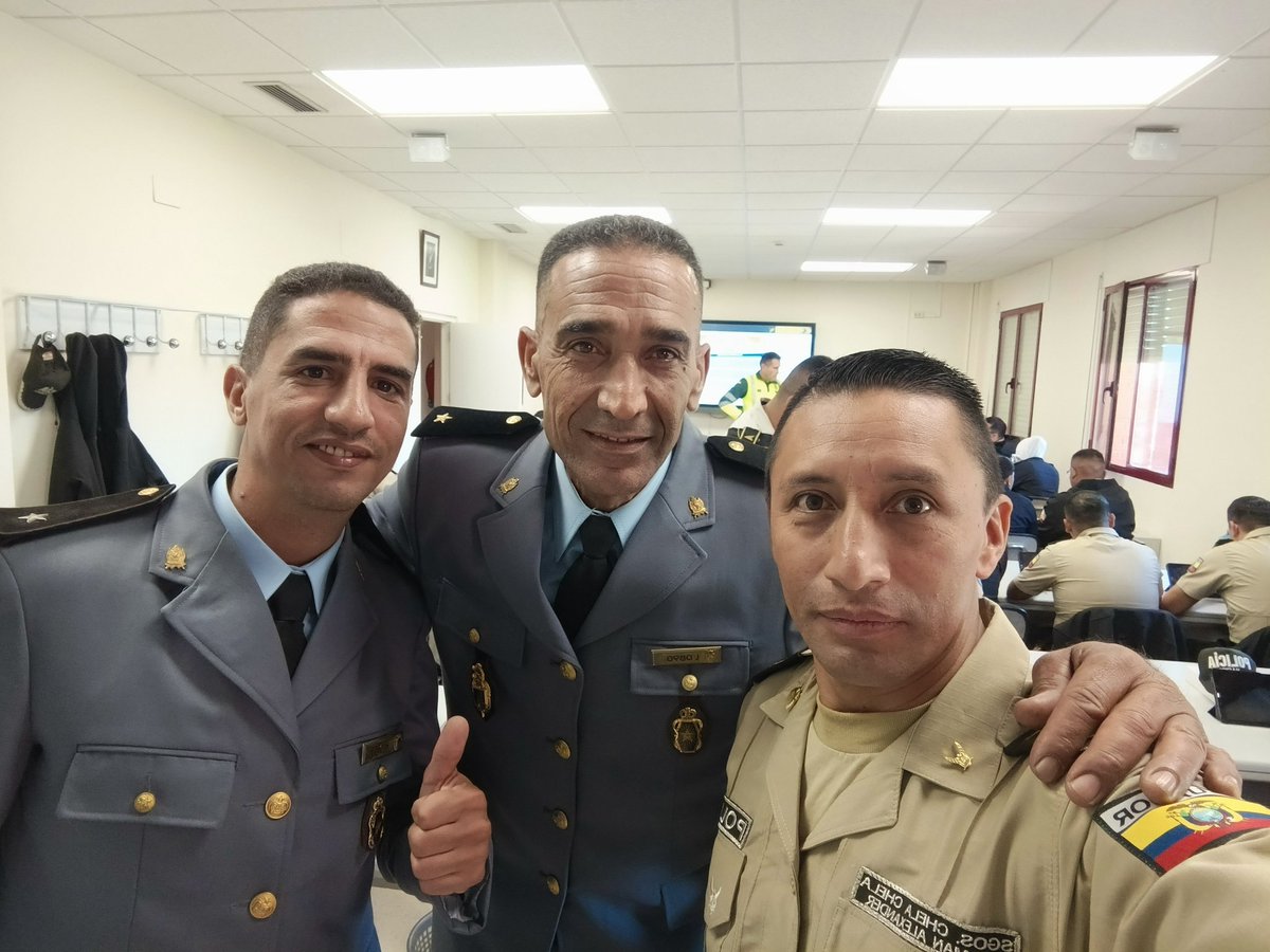 wilmanchela's tweet photo. 𝐂��𝐧 𝐫𝐞𝐬𝐩𝐞𝐭𝐨 𝐲 𝐯𝐨𝐜𝐚𝐜𝐢ó𝐧 𝐝𝐞 𝐬𝐞𝐫𝐯𝐢𝐜𝐢𝐨, 𝐥𝐚 𝐏𝐨𝐥𝐢𝐜í𝐚 𝐝𝐞 𝐌𝐚𝐫𝐫𝐮𝐞𝐜𝐨𝐬 🇲🇦 𝐲 𝐥𝐚 𝐝𝐞 𝐄𝐜𝐮𝐚𝐝𝐨𝐫 🇪🇨 𝐬𝐢𝐠𝐮𝐞𝐧 𝐟𝐨𝐫𝐭𝐚𝐥𝐞𝐜𝐢𝐞𝐧𝐝𝐨 𝐬𝐮 𝐚𝐦𝐢𝐬𝐭𝐚𝐝.
🏟️ 𝐇𝐨𝐲 𝐣𝐮𝐞𝐠𝐚𝐧 𝐧𝐮𝐞𝐬𝐭𝐫𝐚𝐬 𝐬𝐞𝐥𝐞𝐜𝐜𝐢𝐨𝐧𝐞𝐬.🤝⚽ https://t.co/8Aq6cTtTS2