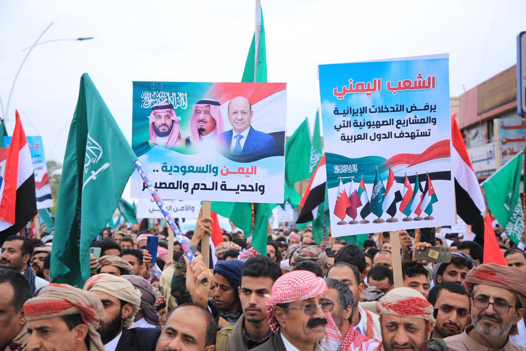 A_M_R_M1's tweet photo. 🚨 Breaking | Yemen:

Massive protests erupted in Marib, with thousands of Yemenis participating, expressing anger and rejection of Iranian attacks on Saudi Arabia, chanting strong slogans against Iran’s intervention in the region. https://t.co/3dmIiJXtj7