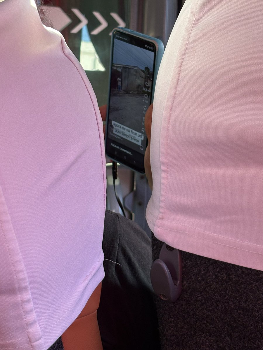 maatheusbraaga's tweet photo. Simplesmente tem um senhor que tá achando que tá com fone de ouvido conectado e tá vendo reels por mais de 1 hora nas alturas aqui no ônibus https://t.co/Kg8Sp7B16U