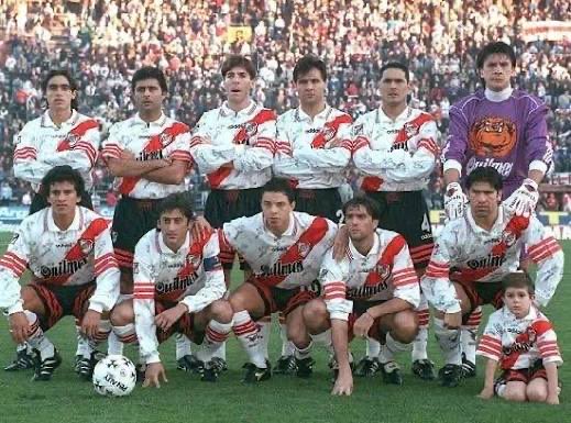 Retro Foot Romance tweet media