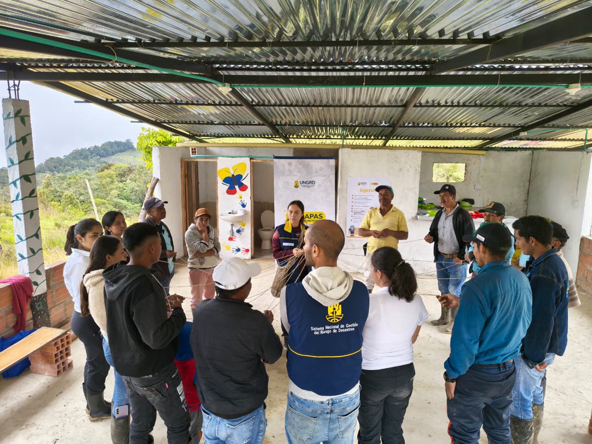 UNGRD's tweet photo. 📍 Zona de reserva campesina de Venecia, Cundinamarca.

Retomamos nuestras jornadas de #MapasComunitarios junto a las comunidades de Buenos Aires Alto, El Palmar Medio y Mercedes. 

Recorrimos el territorio con líderes locales para identificar puntos clave y dimos a conocer el uso de ChatMap.  Analizamos fenómenos como heladas, movimientos en masa, sequías y vendavales, integrando el saber territorial. 

Cerramos con una olla comunitaria, un espacio para compartir saberes y experiencias que fortalecen la gestión del riesgo desde la comunidad.

#GestiónQueDaConfianza