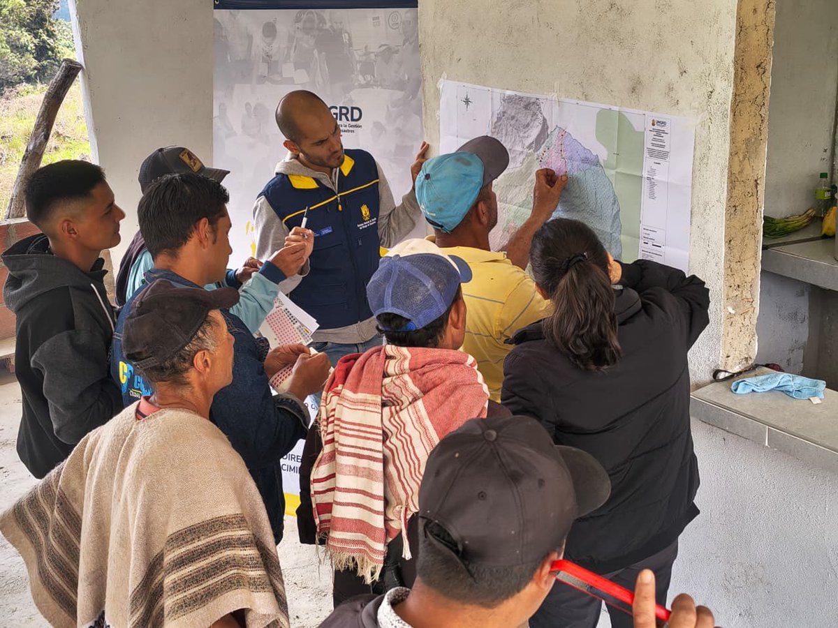 UNGRD's tweet photo. 📍 Zona de reserva campesina de Venecia, Cundinamarca.

Retomamos nuestras jornadas de #MapasComunitarios junto a las comunidades de Buenos Aires Alto, El Palmar Medio y Mercedes. 

Recorrimos el territorio con líderes locales para identificar puntos clave y dimos a conocer el uso de ChatMap.  Analizamos fenómenos como heladas, movimientos en masa, sequías y vendavales, integrando el saber territorial. 

Cerramos con una olla comunitaria, un espacio para compartir saberes y experiencias que fortalecen la gestión del riesgo desde la comunidad.

#GestiónQueDaConfianza