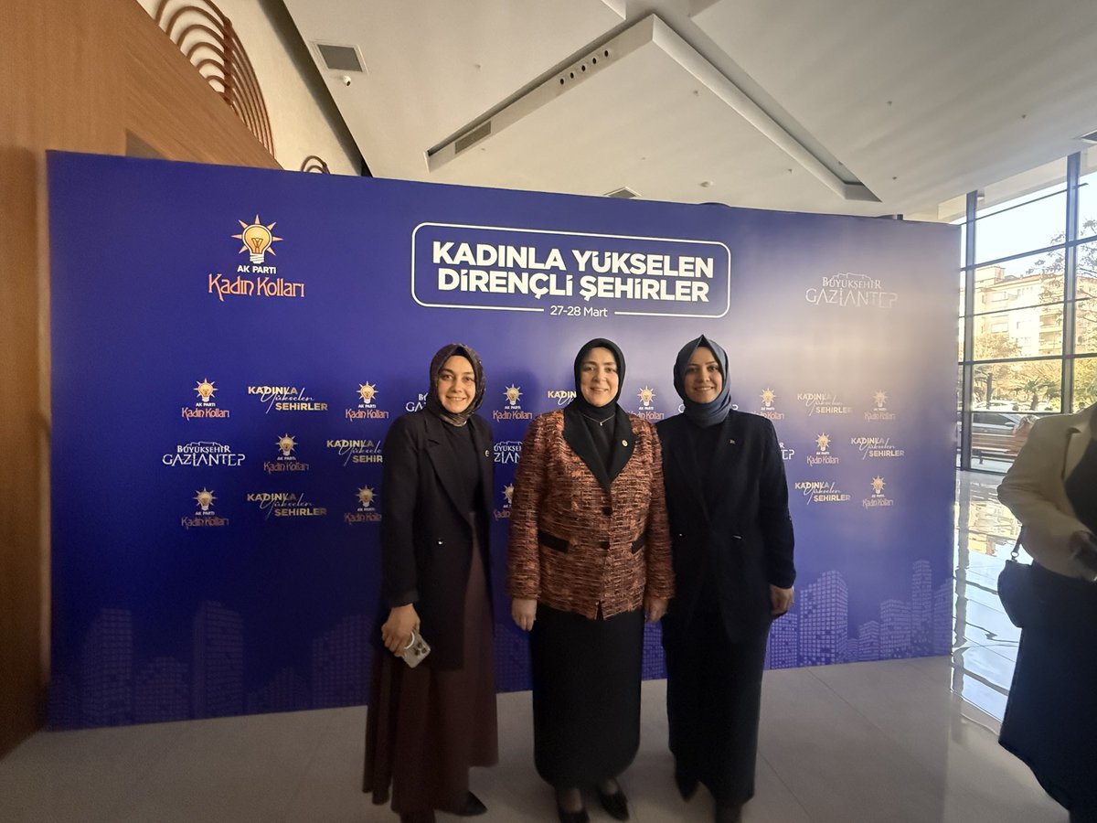 yumukhatice's tweet photo. Gaziantep | Kadınla Yükselen Dirençli Şehirler
AK Parti Genel Merkez Kadın Kolları Başkanlığımız tarafından düzenlenen, Gaziantep Büyükşehir Belediye Başkanımız Sn.@FatmaSahin'in kıymetli ev sahipliğinde gerçekleşen “Kadınla Yükselen Dirençli Şehirler” programına katılım sağladık https://t.co/8exyeJraFO