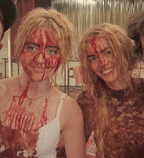 everyone’s favorite sister duo: bloody samara weaving and kathryn newton🩸