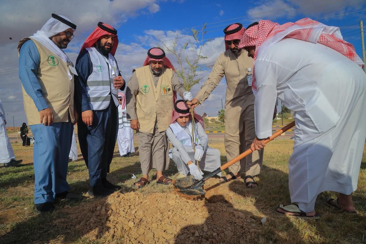 sidr_aljouf's tweet photo. دشنت #جمعية_سدر_للأشجار_البرية 
وبالتعاون مع المكتب الاستراتيجي لتطوير الجوف 
@Jso_ks وامانة #الجوف وبتمويل من شركة سكاكا للطاقة الشمسية مبادرة تشجير شوارع #سكاكا و الاحياء المحيطة بها بالتزامن مع #مبادرةـالسعوديةـالخضراء وبمشاركة المتطوعين والجهات المشاركة #موسم_التشجير_الوطني https://t.co/STI3mMpvlZ