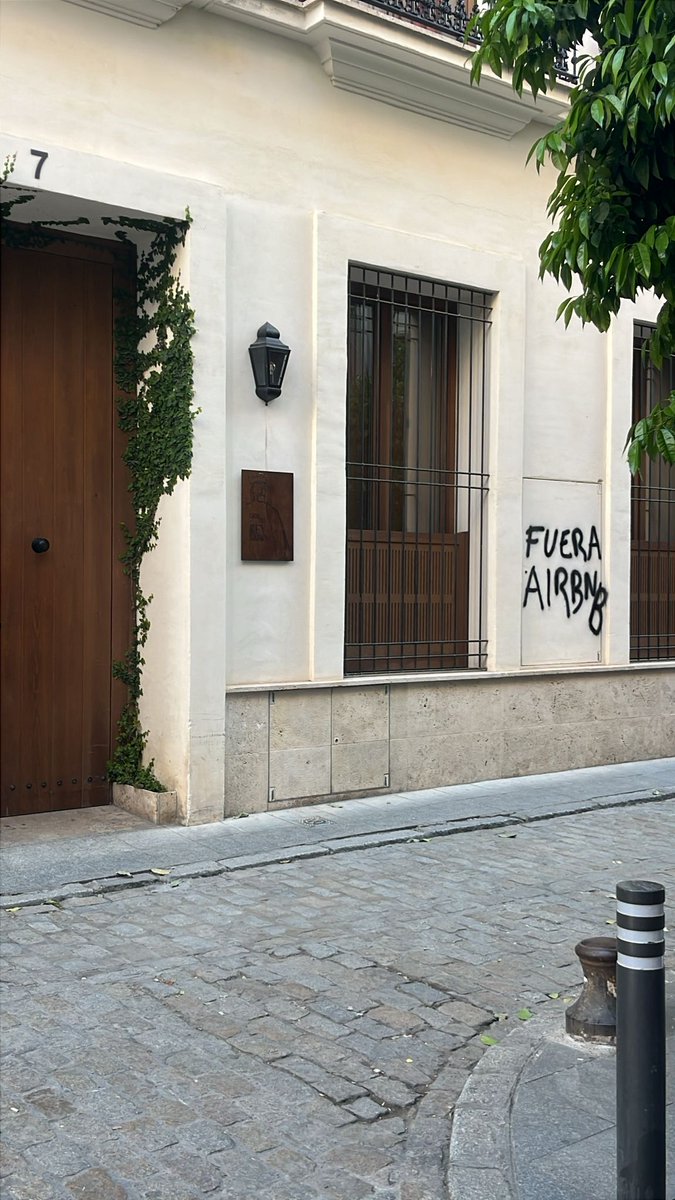 DavidLp32705032's tweet photo. Los sevillanos están muy muy cansados de la situación insostenible en que malviven por culpa de la TURISTIFICACIÓN DEPREDADORA de Sevilla impulsada por los LOBBIES TURÍSTICOS y por el propio AYUNTAMIENTO y se plantan. https://t.co/rZelfnFNe6