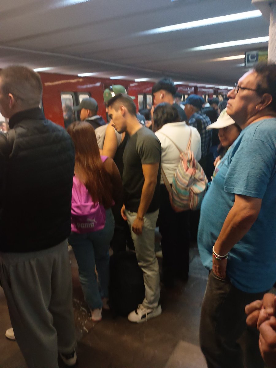CesarRdzmor's tweet photo. @MetroCDMX no puede ser posible que tarde en llegar un convoy más de 10.minutos aquí en la estación de guerrero línea 3 dirección universidad, casa día siempre es lo mismo y no me salgan con que hay retraso del servicio porque están retirando un convoy para revisión https://t.co/qJ5p84AZhe