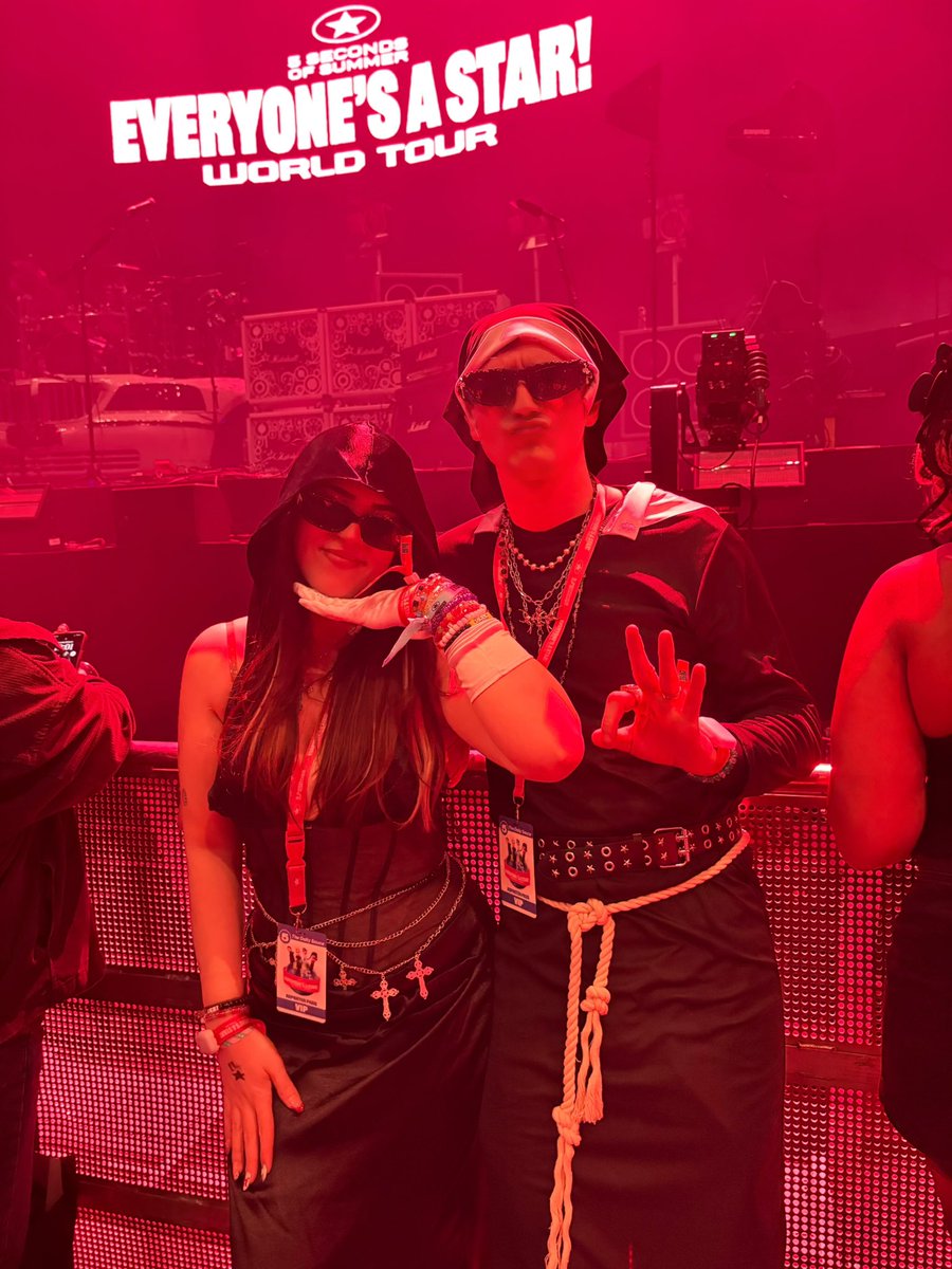 vi ON TOUR. tweet media