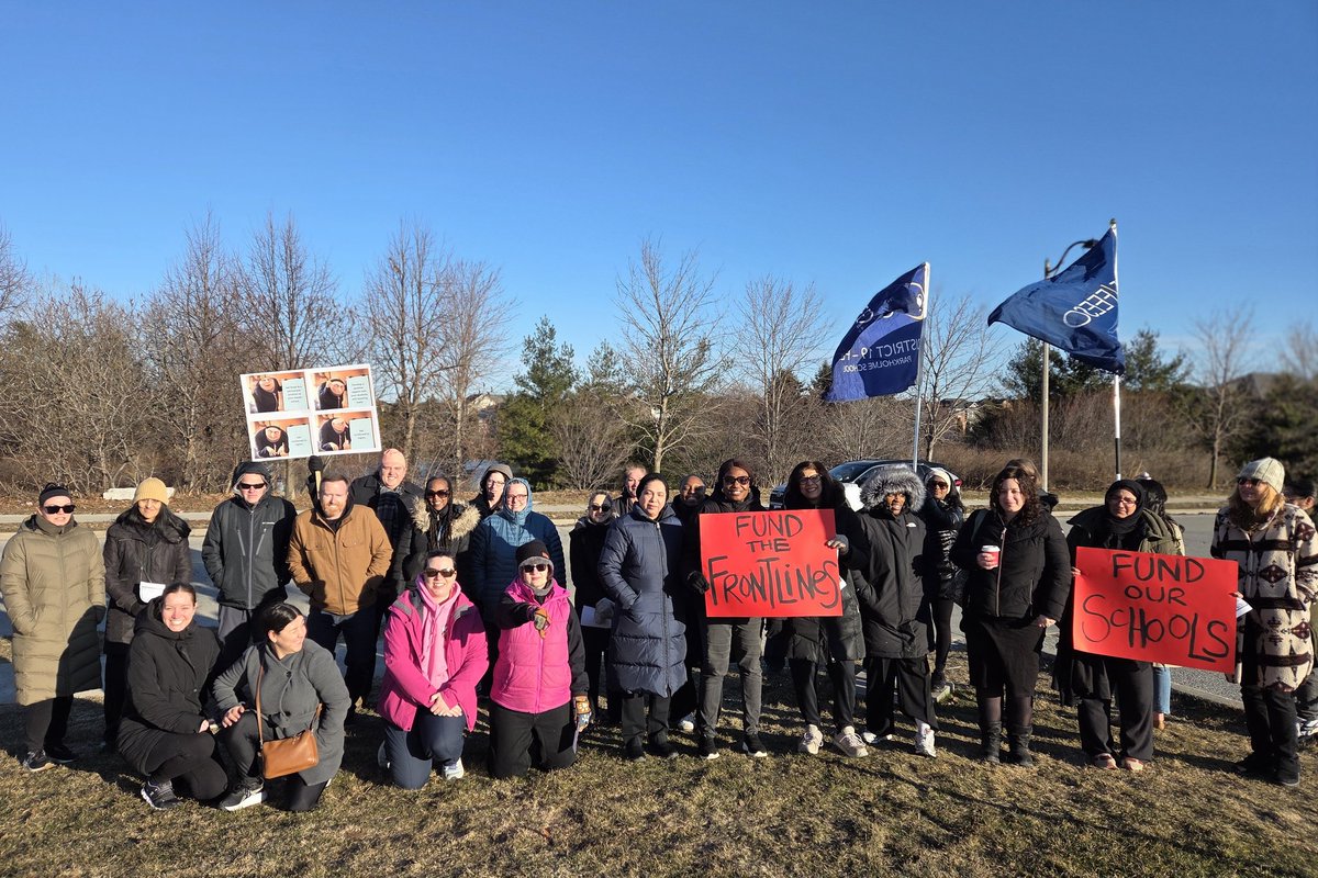 ShannonPetracco's tweet photo. @osstfd19 and @OPSEU2100 standing in solidarity this morning. Our students have a right to the support they need to succeed. #FundTheFrontlines #StopTheCuts https://t.co/gmsd8w1GCw