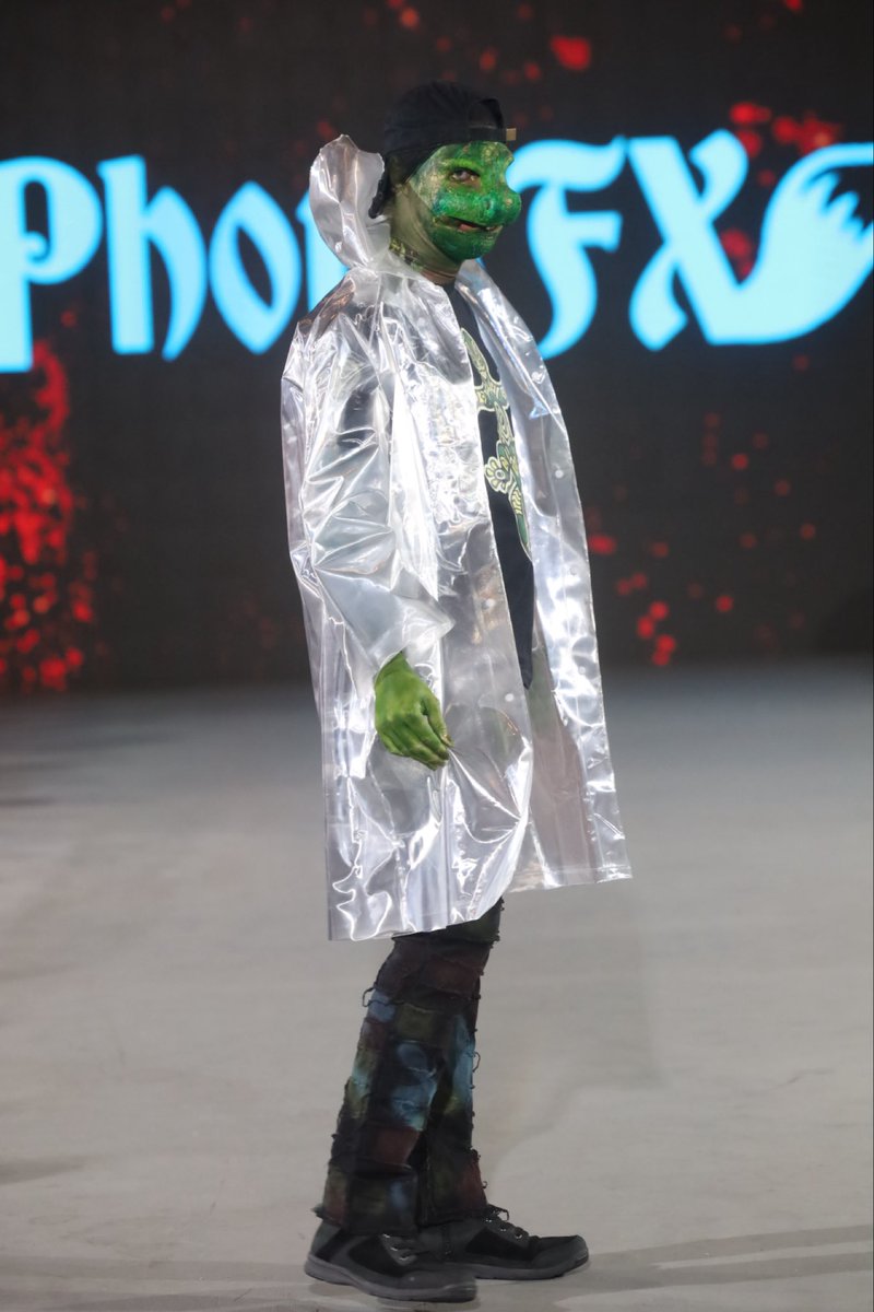 Phouxfx's tweet photo. The lizard boyo showcasing my invisibility jacket on the runway 🫥 🦎 https://t.co/M2D08kFK2z