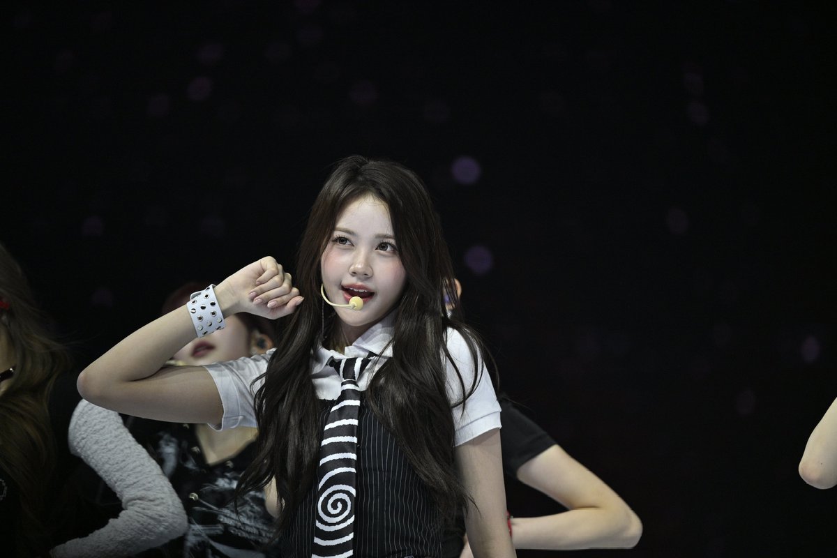 vivo_0805's tweet photo. Happy birthday, nak cantik!🌴🩵

르멘아, 내 서랍 속에 소중히 간직해둔 260221 Hearts2Hearts in Seoul Day 1의 예쁜 네 모습을 조금 공유해볼게..

아 그리고,
늘 밝고 최선을 다하는 네 모습을 볼 때마다 참 대견하기도하고 가끔은 마음이 쓰이기도 해..🥹 그렇게 어린 나이에 한국에서 치열한 생활을 버텨내는게 얼마나 힘들까?싶어. 내가 감히 너를 100% 이해한다거나 같은 상황에 있다고 말할수는 없지만 같은 나라에서 온 사람으로서 여기서의 삶이 결코 쉽지 않다는건 조~금은 공감할수 있을것같아.. 그래서 너에게도 마음 편히 기대고 의지할수 있는 든든한 버팀목이 꼭 있었으면 좋겠어..

지금도 너는 충분히 잘하고있으니까, 스스로를 너무 의심하지 않았으면 해 르멘아..

앞으로의 너를 많이 기대하고 진심으로 응원할게🩵

#햇살공주카르멘의날
#SunshineCarmenDay
