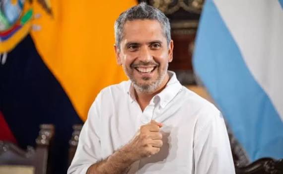 <a href="/altavozecu_/">Altavoz Ec</a> Pillo cara de tuco!... pudo escoger seguir con su vida tranquila, viviendo en su antiguo departamento de 137m2, con su camioneta doble cabina Mitsubishi, con su mujer de jueza con Vitara 3 puertas viejo y despintado el techo y sus hijos en el colegios de clase media en