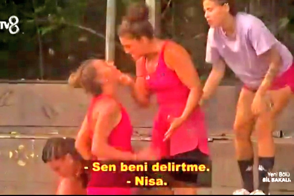 MerveAY98151888's tweet photo. Kanım dondu ya videoya bakarak net bir şekilde seren ay'ın nisayı önce çesinden tuttuğu sonrasında ise yüzüne tokat attığı görülüyor...bakalım nagihan sadece serenayın üzerine yürüdü diye takımını değiştiren acun şu kıza ne ceza verecek?!

#Survivor2026 https://t.co/UIlUpwUcoo