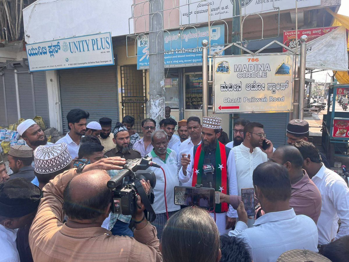 afsarkodlipet's tweet photo. ಚುನಾವಣಾ ಪ್ರಚಾರದ ಭಾಗವಾಗಿ ದಾವಣಗೆರೆ, ಚಾರ್ಲಿ ಪೈಲ್ವಾನ್‌ ರಸ್ತೆಯ ಬಳಿ ಇರುವ ಮದಿನಾ ಆಟೋ ನಿಲ್ದಾಣದ ಹತ್ತಿರ ಸುದ್ದಿಗಾರರೊಂದಿಗೆ ಮಾತನಾಡಿದೆನು. 
ಈ ಸಂವಾದದಲ್ಲಿ ನಾನು ಕ್ಷೇತ್ರದ ಅಭಿವೃದ್ಧಿಯ ದೃಷ್ಟಿಕೋನ, ಪ್ರಮುಖ ಆದ್ಯತೆಗಳು ಮತ್ತು ಕ್ಷೇತ್ರದ ಅಭಿವೃದ್ಧಿಗಾಗಿ ಹೊಂದಿರುವ ಆಲೋಚನೆಗಳನ್ನು ಹಂಚಿಕೊಂಡೆನು. 

 Social Democratic Party of India ವಿಶ್ವಾಸಾರ್ಹ ಪರ್ಯಾಯ ರಾಜಕೀಯ ವೇದಿಕೆಯಾಗಿ ಹೊರಹೊಮ್ಮುತ್ತಿದೆ ಎಂಬುದನ್ನು ಸ್ಪಷ್ಟಪಡಿಸಿದೆನು.  ಇದು ಕುಟುಂಬ ರಾಜಕಾರಣವನ್ನು ಪ್ರಶ್ನಿಸಲು, ಮತ್ತು ನ್ಯಾಯ, ಸಮಾನತೆ ಹಾಗೂ ಜನತೆಗೆ ಶಕ್ತಿ ನೀಡುವ ಸಮಯ. 
 ಪ್ರಗತಿಶೀಲ ಸಮಾಜ ನಿರ್ಮಾಣ ಮಾಡುವಲ್ಲಿ ನನ್ನ ಬದ್ಧತೆಯನ್ನು ಪುನಃ ದೃಢಪಡಿಸಿದ್ದೇನೆ.
 As part of the election campaign, I spoke to the media near the Madina Auto Stand on Charlie Pailwan Road in Davangere.

During this interaction, I shared my vision for the development of the constituency, its key priorities, and my ideas for its overall progress.

I also emphasized that the Social Democratic Party of India is emerging as a credible alternative political platform. This is the time to question dynastic politics and stand for justice, equality, and the empowerment of the people.

I reaffirmed my commitment to building a progressive society.