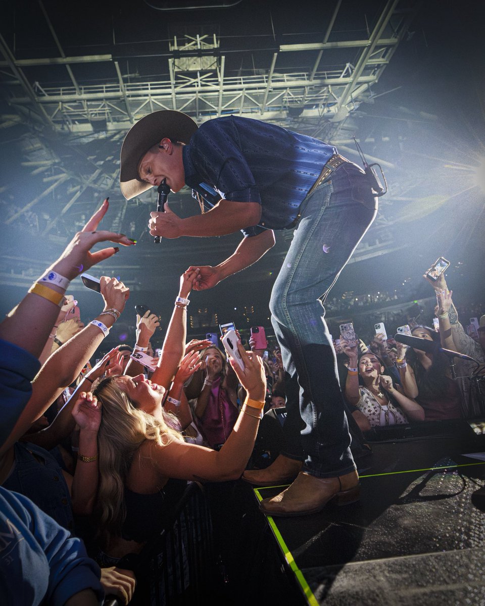 JonPardi's tweet photo. Thank you, Greenville, SC! You guys just keep on dancing! See you tonight in Pikeville! 
📸: @EvanDeStefano https://t.co/2pDqeumk02