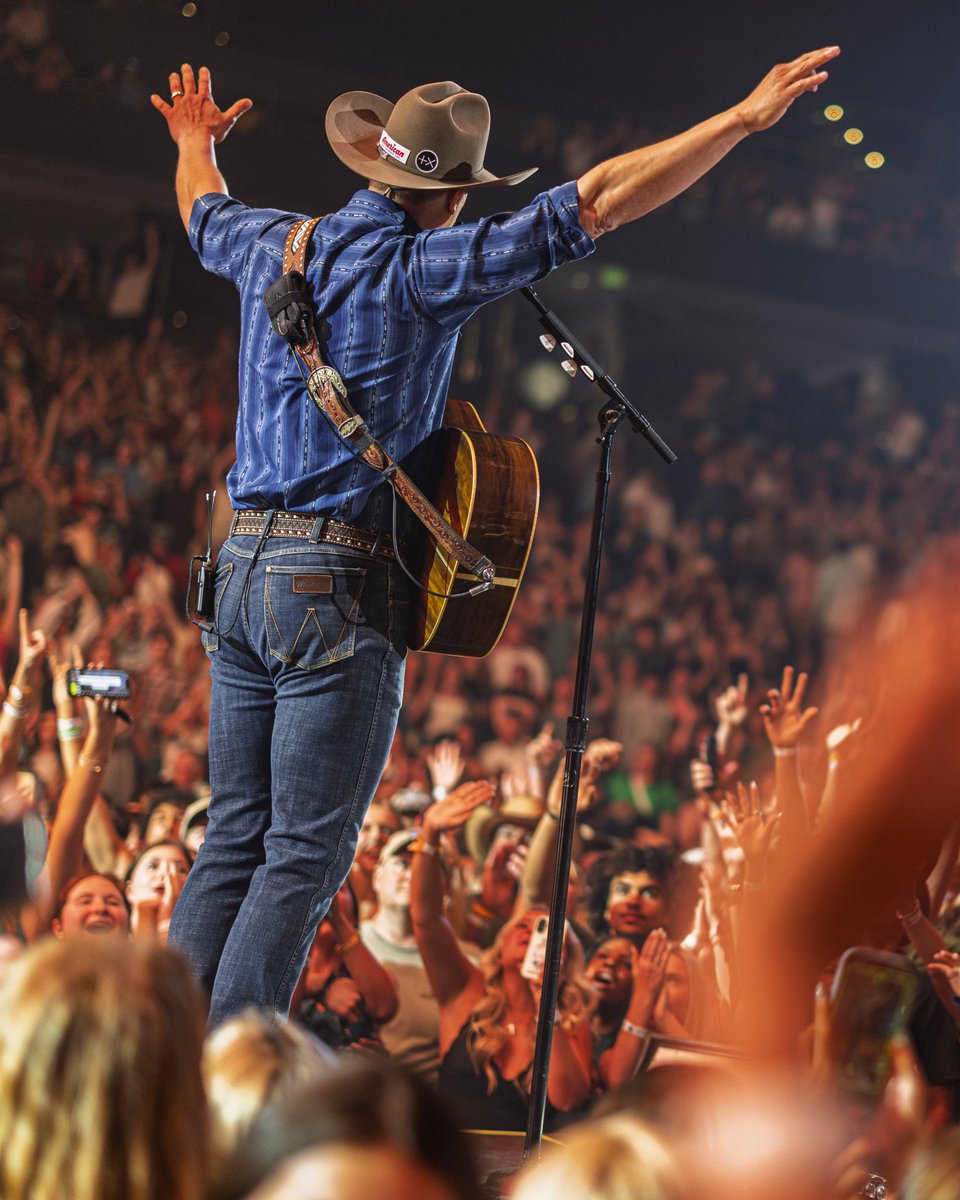 JonPardi's tweet photo. Thank you, Greenville, SC! You guys just keep on dancing! See you tonight in Pikeville! 
📸: @EvanDeStefano https://t.co/2pDqeumk02