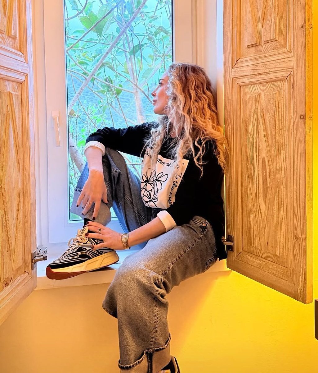 𝑉𝑎𝑛𝑒𐙚 tweet media