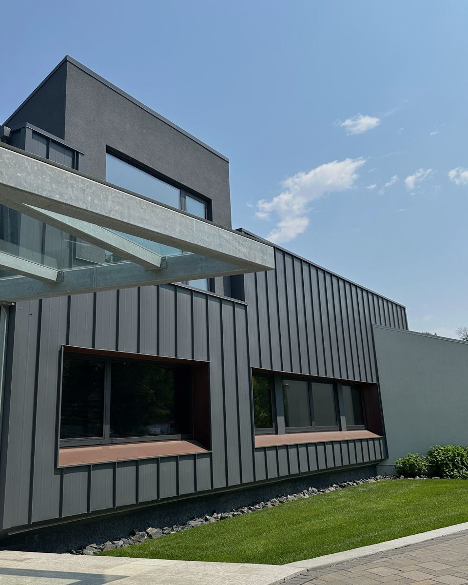 RoofsTemple's tweet image. Modern design meets long-term durability.

Vertical standing seam metal siding delivers clean architectural lines, moisture resistance, and minimal maintenance for decades.

Strong profile. Strong protection.

#StandingSeam #MetalSiding #TempleMetalRoofs