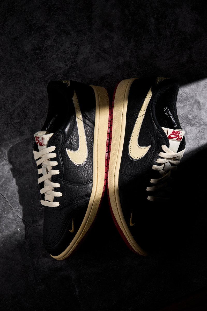 _marktiu's tweet photo. Took a minute to get here but as the saying goes...

These only get Better with Time

Thank you @NigelSylvester x @Jumpman23 x @nikestore 

📸 

#SNKRS https://t.co/9xsy554Zxf