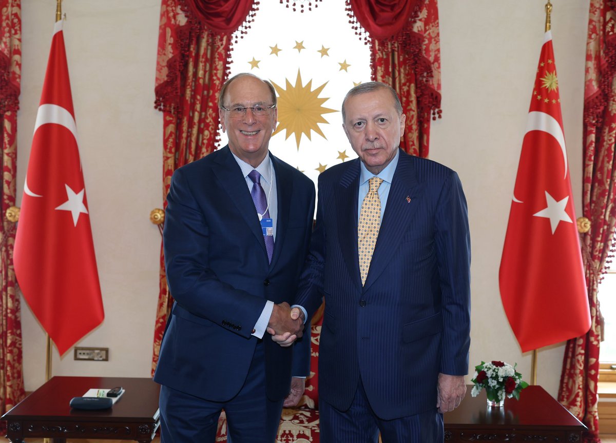Cumhurbaşkanımız <a href="/RTErdogan/">Recep Tayyip Erdoğan</a>, Dünya Ekonomik Forumu ve BlackRock Başkanı Laurence D. Fink'i Cumhurbaşkanlığı Dolmabahçe Çalışma Ofisi'nde kabul etti. #bist100’de güzel şeyler olacak gibi