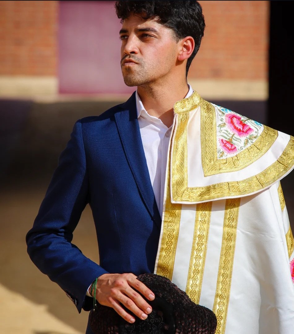 Año y medio exactamente después de tomar la alternativa, mañana vuelve a hacer el paseíllo un Torero. Pase lo que pase, ojalá sea para bien. Pero sólo verle vestido de luces ya será un buen motivo de alegría. Para él, el que más. Sin duda.

Mario Navas, en el objetivo de Silvia