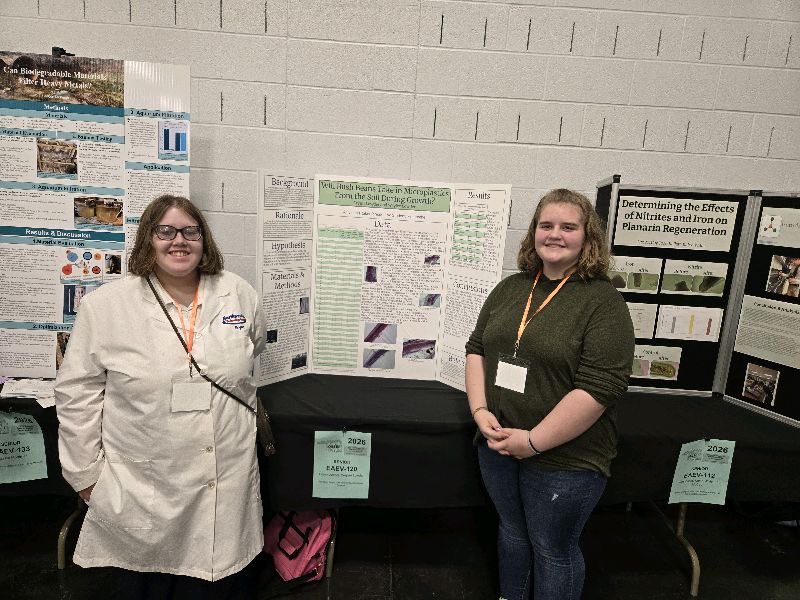 woodward_hs's tweet photo. Woodward High School students at the State Science and Engineering Fair: Erynn Lowder, Waylee Lowder, Ruben Salazar and Michele Gambino. Erynn even had a visit from Pistol Pete. #BoomerPride @WPSBoomers @woodwardnews https://t.co/MKsglCmnJz
