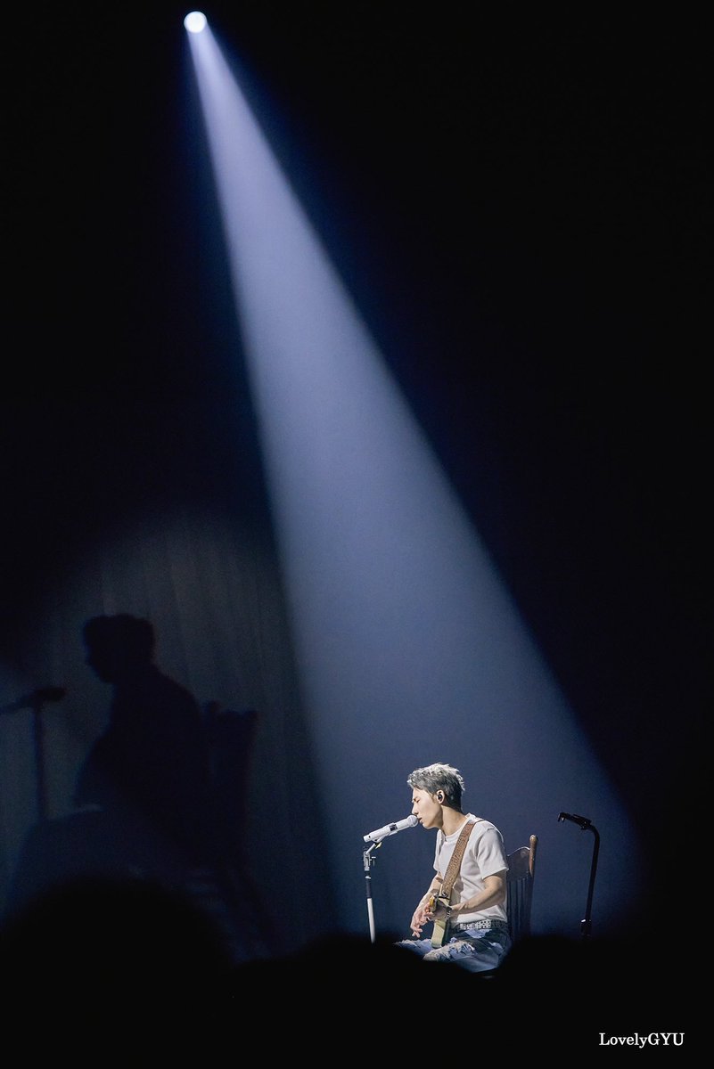 RxFoe's tweet photo. 260327 KIMSUNGKYU  LIVE
LV4: LEAP TO  VECTOR

하얀색 그어진 빛이 떨리고
당신은 그렇게 떠나가네요 https://t.co/K393gvcpHN