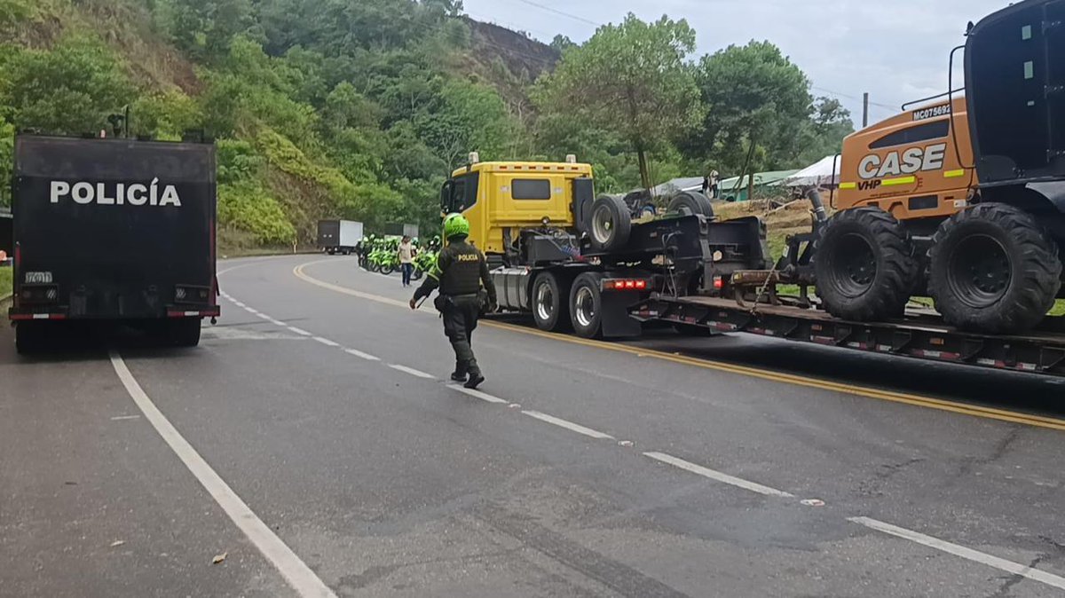 Oficial_ATC's tweet photo. #DIOS_Y_PATRIA a nuestra @PoliciaColombia
@TransitoPolicia
@Policiantioquia #UNDEMO
Con sus vidas cuidan a toda una nación, y con su integridad dan la esperanza al país. Su compromiso y disposición con el #Bajo_Cauca_Antioqueño es grandes hombres
Desde la Asociación de Transportadores de Carga ATC @Oficial_ATC y nuestros camioneros valoramos y oramos hacia Dios por nuestros policías @PoliciaColombia y soldados de @FuerzasMilCol
@CRUZADANACIONA2 @SinalcoOficial @Oficial_ATC @cctcolombia @asotranscam @ONUHumanRights @DefensoriaCol @hrw @CIDH