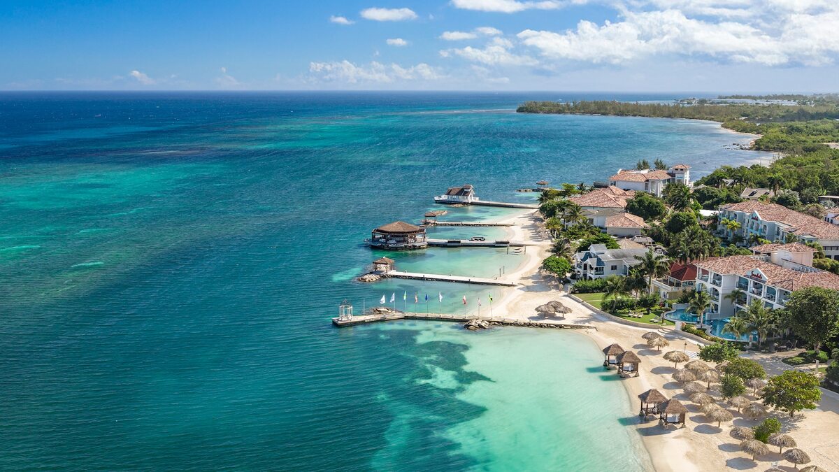 honeymoonscom's tweet photo. Ignite your romance at Sandals Montego Bay, the adults-only, all-inclusive original with Jamaica's largest private white-sand beach and an iconic overwater bar for sunset cocktails. Reopening May 30, 2026—mere minutes from the airport! https://t.co/amIa98WxXT https://t.co/NBvgVcLLPt