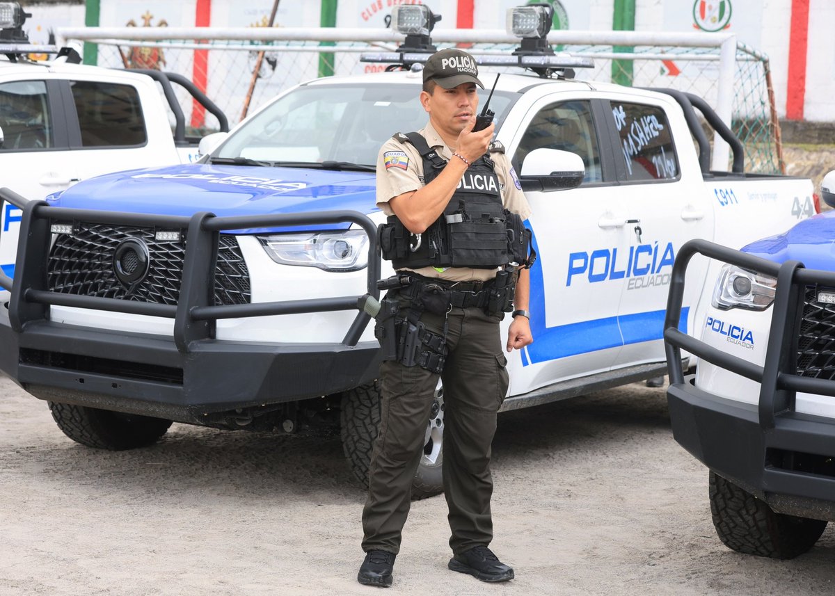 Los Correistas "Noboa es narco y solo beneficia a sus amigos los gdos" 

Mientras tanto Noboa fortaleciendo a la Policía Nacional con equipos nuevos, mientras en otros Gobiernos le quitaron todo a la Policía Nacional:
