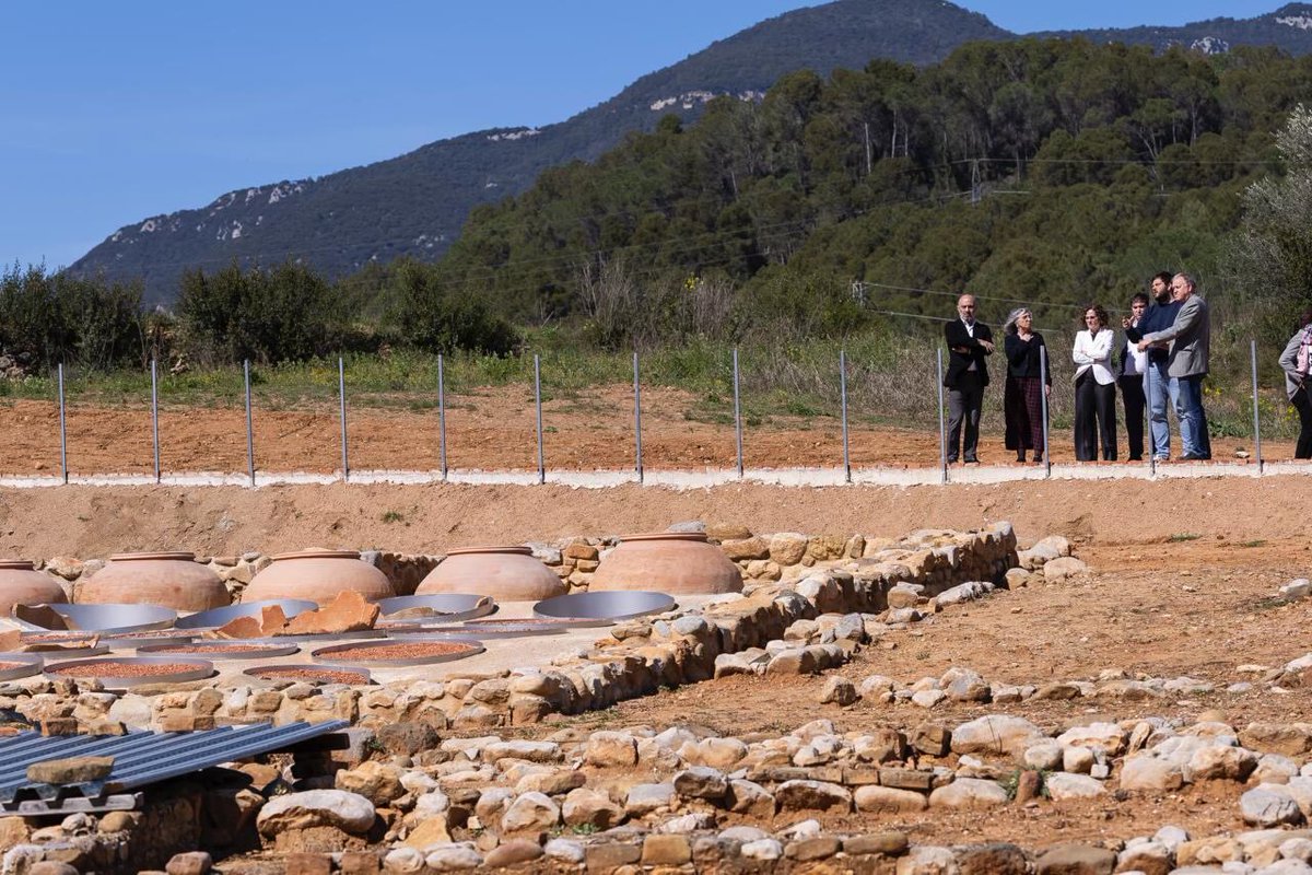 shalmodovar's tweet photo. A Besalú hem visitat la vil·la romana de Can Ring, en fase d’adequació i de recerca. També hem visitat @circusland_tw, que amb una col·lecció única a Europa, té com a objectiu conservar i difondre la història del circ. Gràcies per l’acollida! https://t.co/iuGCMbI7Fp