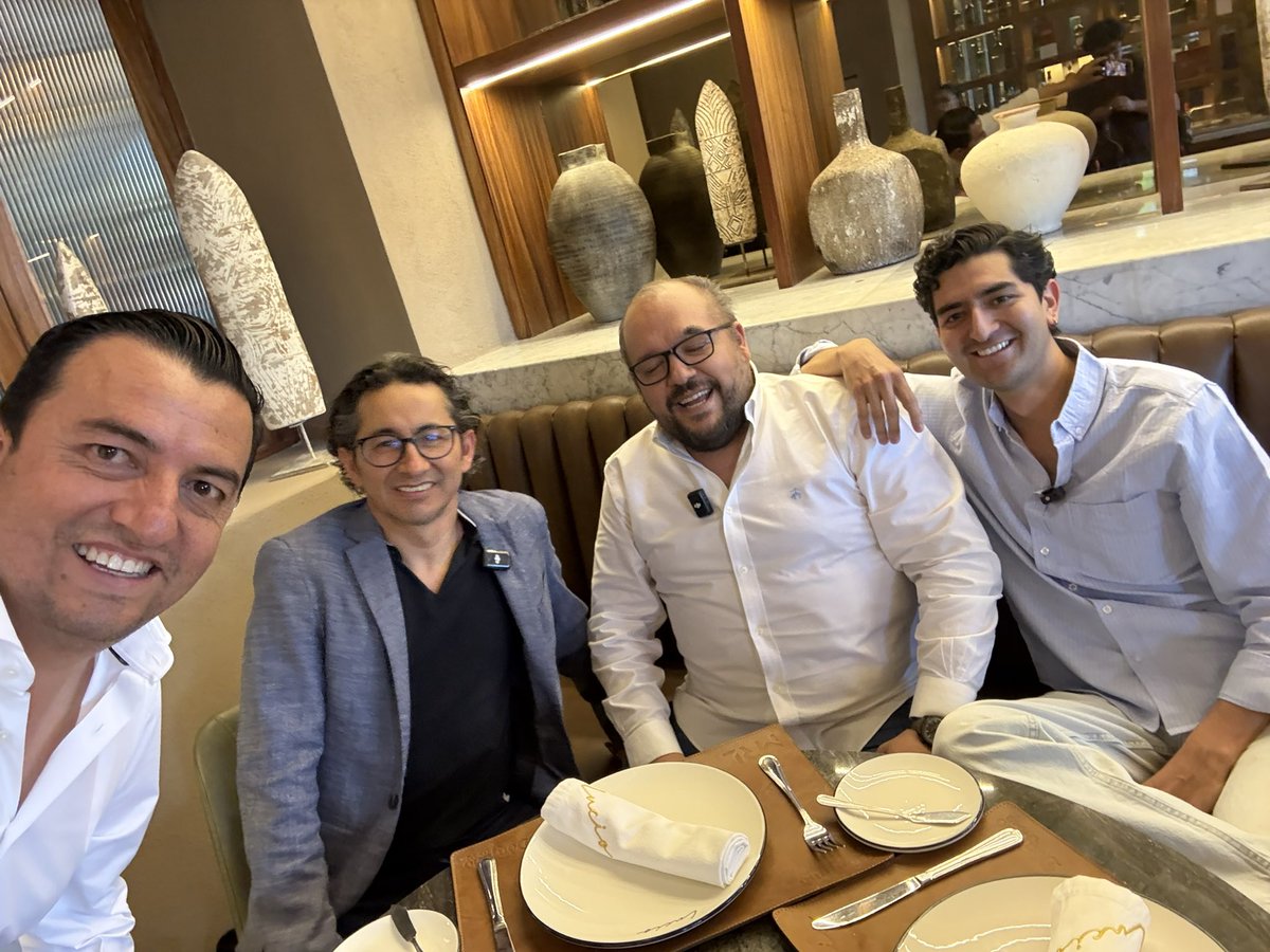 RICHANCARDO's tweet photo. Aquí me los encontré! Dios los hizo y la grilla los junta! @MiguelZacarias 
@alexramblasr @AlexRochaPe https://t.co/6Vm7pREH3K