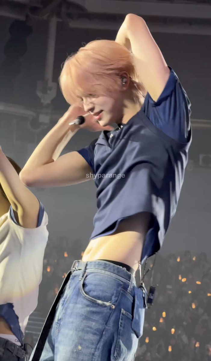 shinyupmo's tweet photo. i’m sorry i know i won’t stfu about this but that waist and tummy are insane https://t.co/dzonWzDTQ1