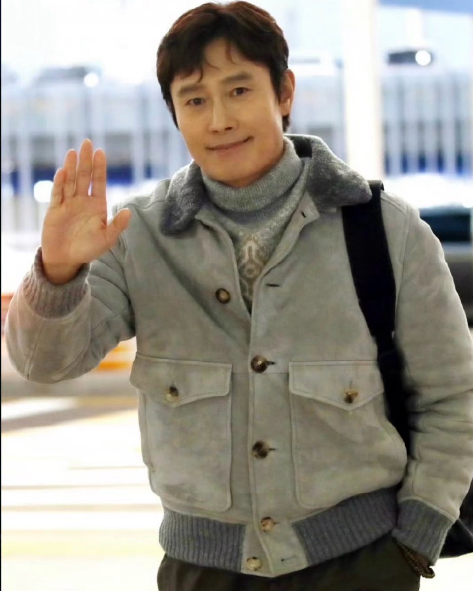 lee byung-hun wears 🤎 tweet media