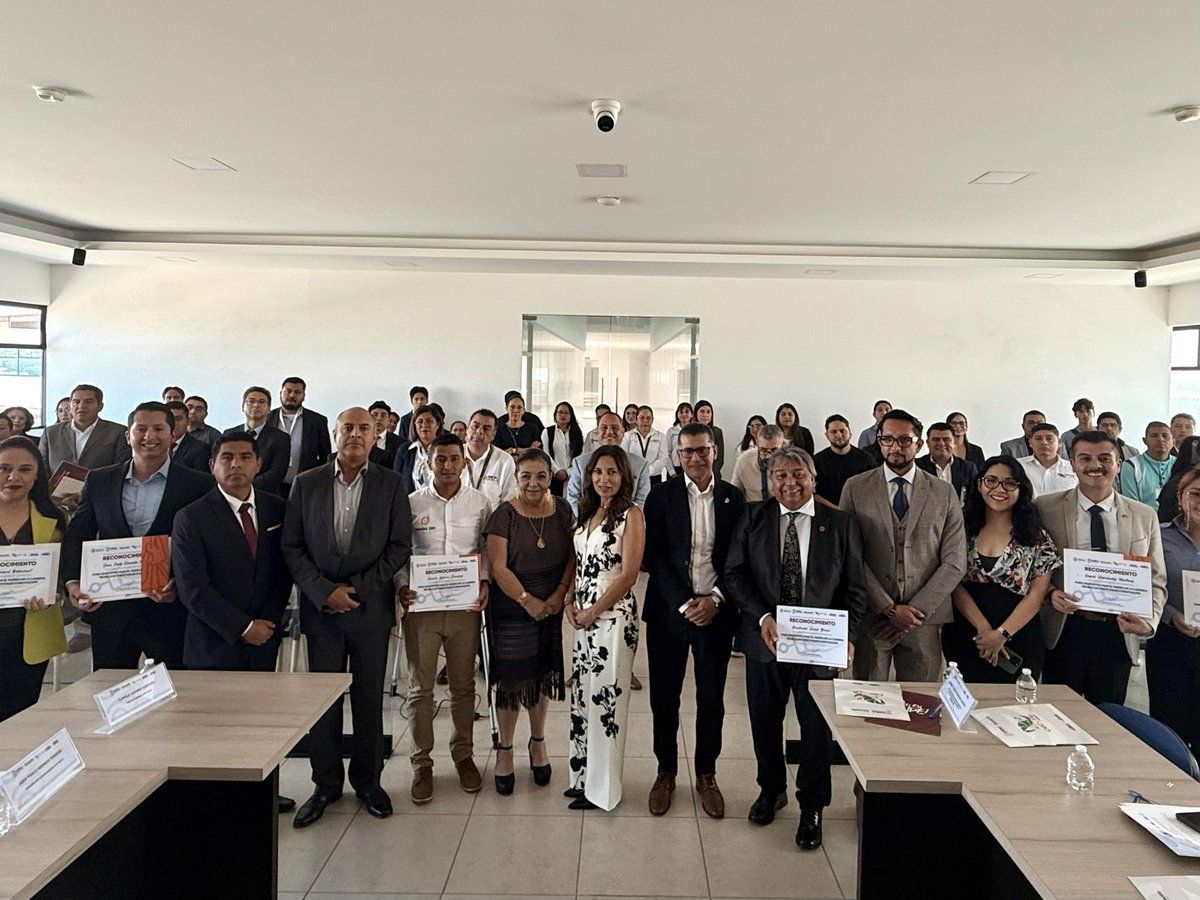 La directora General, Virginia G. Melgarejo, encabezó el Foro de Consulta con actores clave del sector productivo para el diseño de la carrera técnica en Creatividad e Innovación. 

#PorAmorAPuebla #PensarEnGrande #CECYTEPuebla #HazloEnGrande