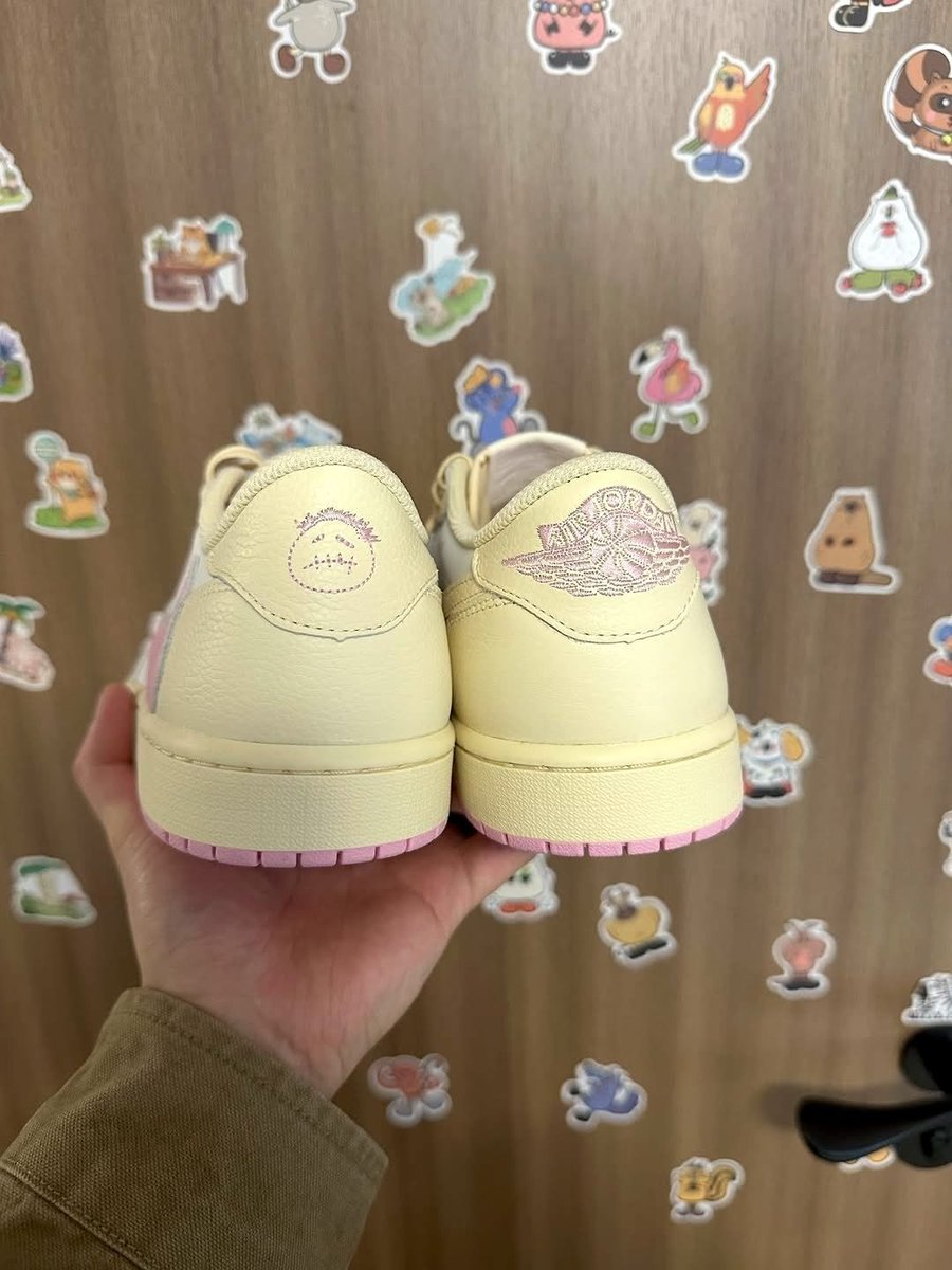 JustFreshKicks tweet media