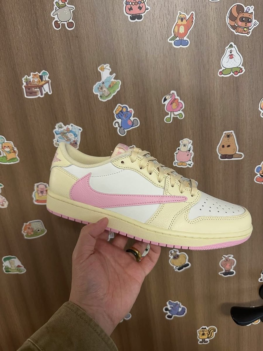 JustFreshKicks tweet media