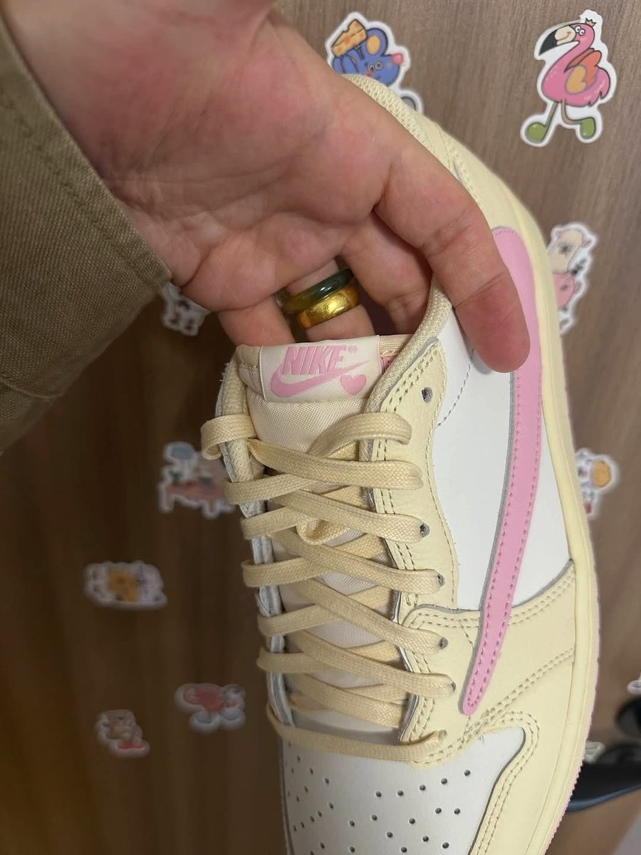 JustFreshKicks tweet media