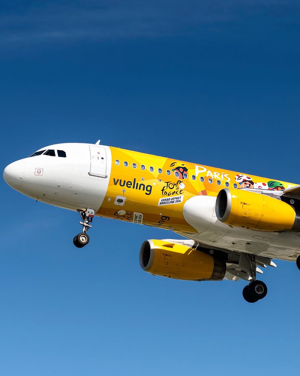 Gate7aviation's tweet image. L'Airbus A320 de Vueling aux couleurs du départ du Tour de France de Barcelone 2026 a pris son envol. Une livrée qui reflète également le lien de #Vueling entre #Barcelone et #Paris, les deux principales bases de la compagnie espagnole. 🚵‍♀️🚵🚵‍♂️ @vueling