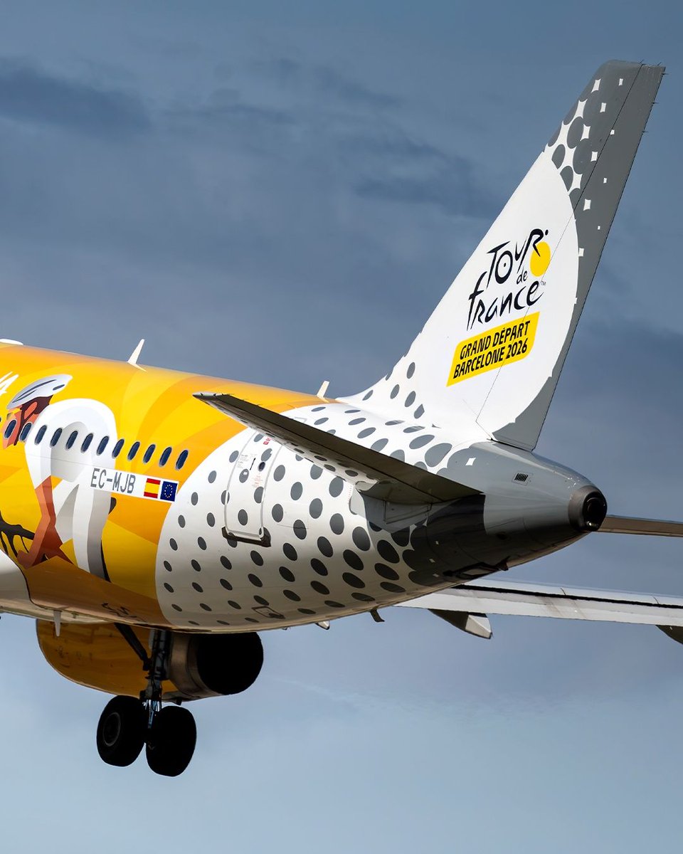 Gate7aviation's tweet image. L'Airbus A320 de Vueling aux couleurs du départ du Tour de France de Barcelone 2026 a pris son envol. Une livrée qui reflète également le lien de #Vueling entre #Barcelone et #Paris, les deux principales bases de la compagnie espagnole. 🚵‍♀️🚵🚵‍♂️ @vueling