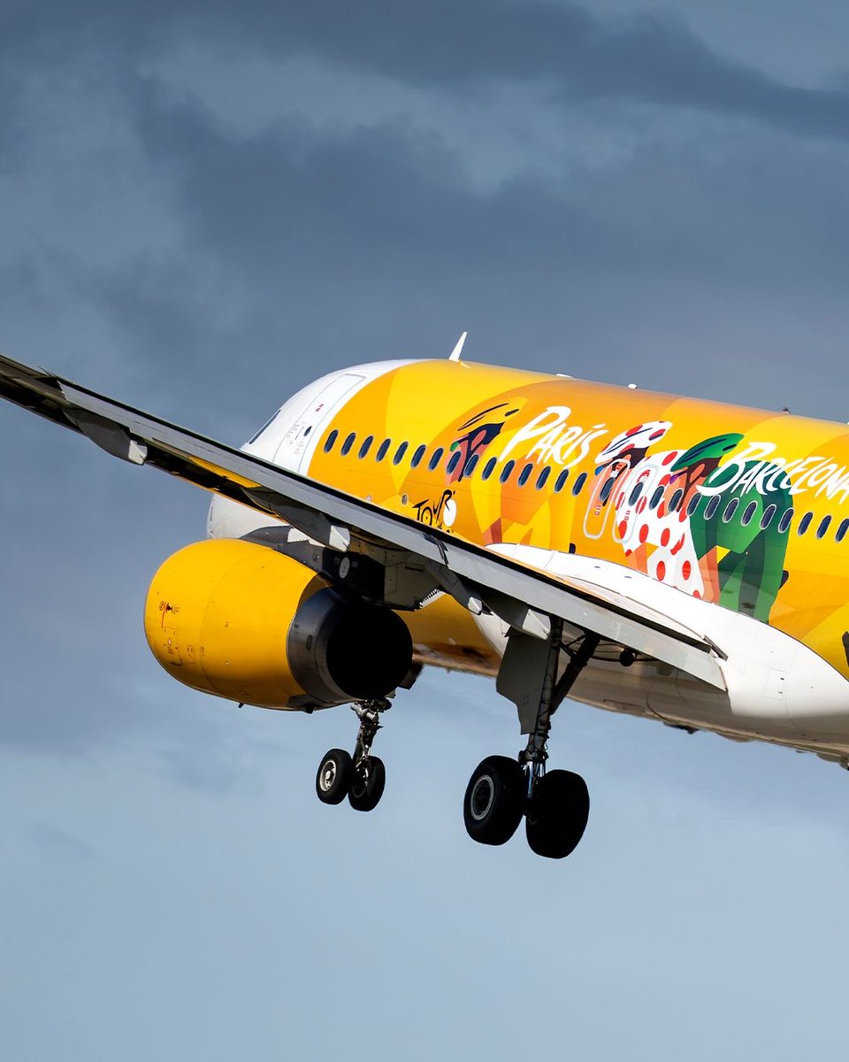 Gate7aviation's tweet image. L'Airbus A320 de Vueling aux couleurs du départ du Tour de France de Barcelone 2026 a pris son envol. Une livrée qui reflète également le lien de #Vueling entre #Barcelone et #Paris, les deux principales bases de la compagnie espagnole. 🚵‍♀️🚵🚵‍♂️ @vueling